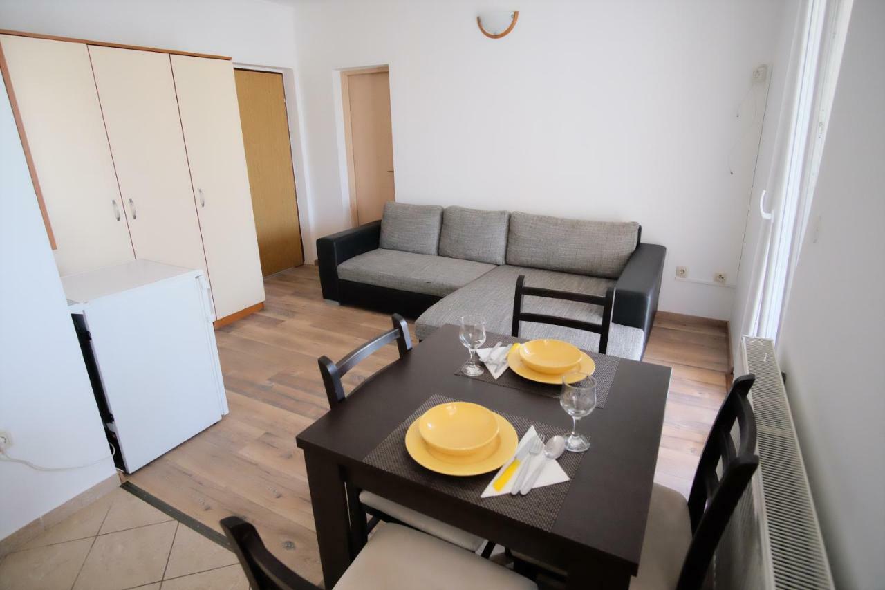 Apartmani Svemir ดราเก ภายนอก รูปภาพ