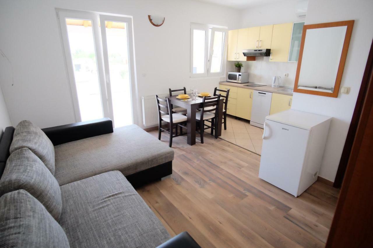 Apartmani Svemir ดราเก ภายนอก รูปภาพ